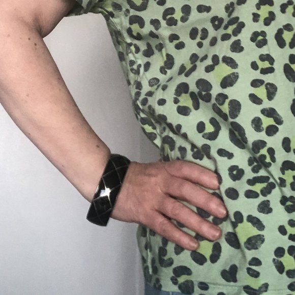 Vintage Black Enamel Silver Tone Metal Hinged Oval Bangle Jewelry Bracelet - Picture 7 of 8